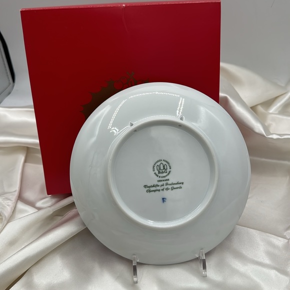 1990 Bing and Grondahl Christmas Plate “Changing of the Guard” - Picture 4 of 5